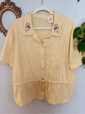 Vintage Women's Pale Yellow Embroidered Collar Button-Front Top